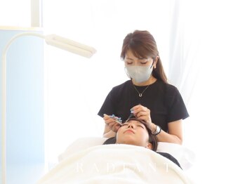 ラディアント(RADIANT)の写真/【メイク時短×目元を洗練された印象へ◎】生え癖を見極めて一人一人に合わせた施術が受けられます♪