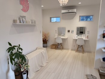 那賀洋子式 顔ジム 大分戸次店/白を基調にした店内