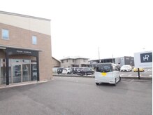プールオム(Pour Homme)の雰囲気（【駐車場完備】サロン入口前に５台完備（青い看板が目印です））