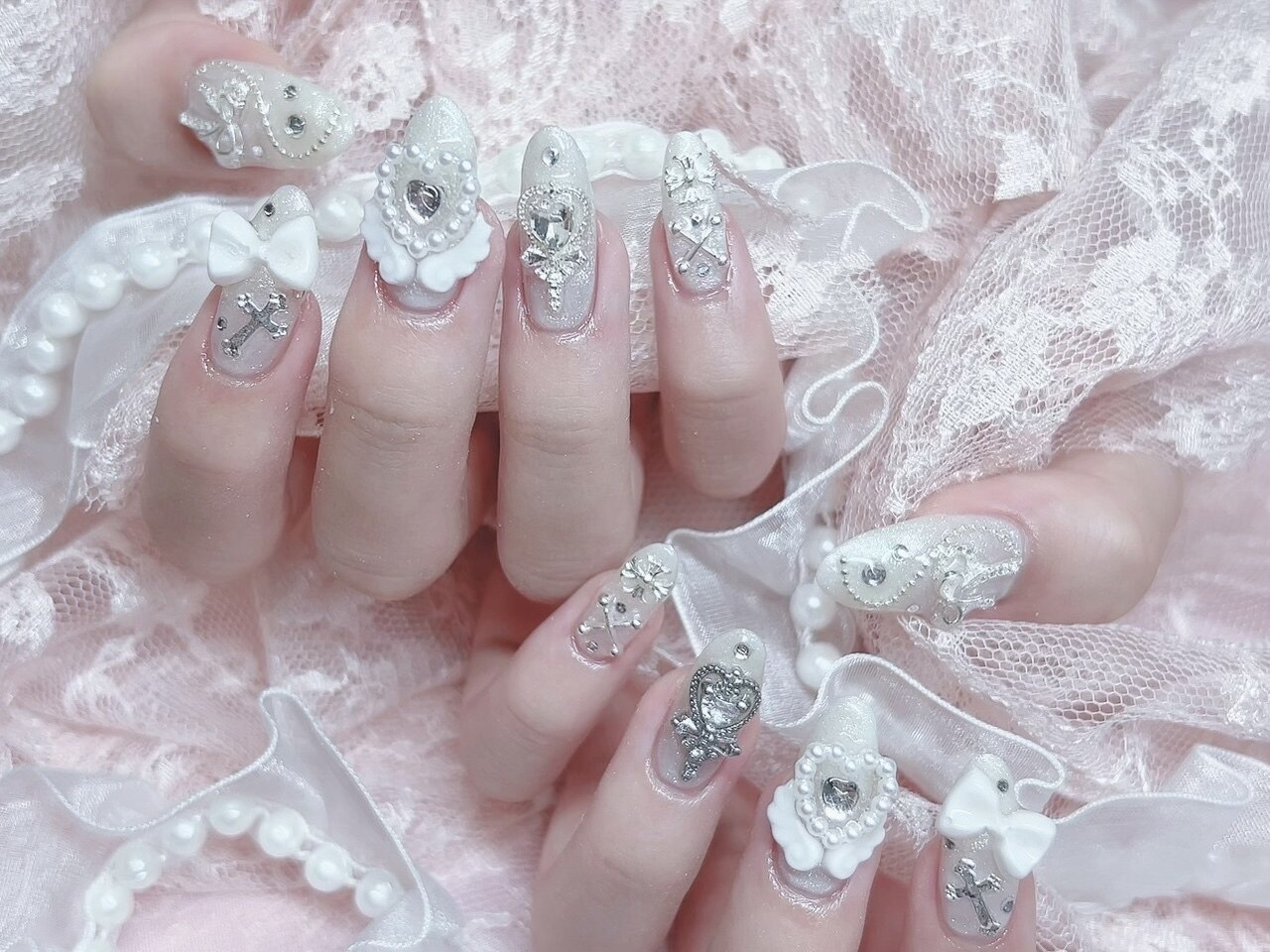 79))リボン フレンチガーリー ネイルチップ ホワイトネイル クリスマスネイル New nail ⟡.* . . 10本リボンフレンチネイル🎀🎀🎀'' よく見ると