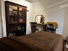 温かみのある落ち着いた完全個室のマッサージルーム