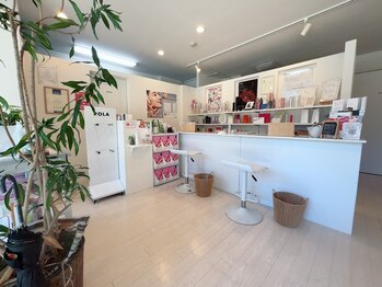 ポーラ 新山口店(POLA)/カウンタースタイルの店内