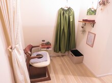 メイプルリーフ(Maple Leaf)の雰囲気（よもぎ蒸しブース。半個室で最大３名様まで同時施術可能。）