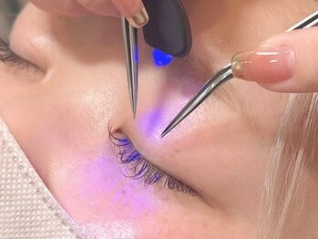 ティンク(Tink)の写真/[次世代LEDフラットラッシュ100本¥7000]低刺激の専用グルー使用☆汗や水に強くオイルクレンジングも可能◎