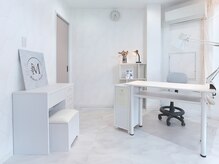 エムドットネイル(M DOT.NAIL)の雰囲気（シンプルな店内。お子様やペットさんの同伴も可能。）