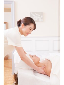 イーズ ららぽーと湘南平塚店(E/S)/首から背中のリンパマッサージ