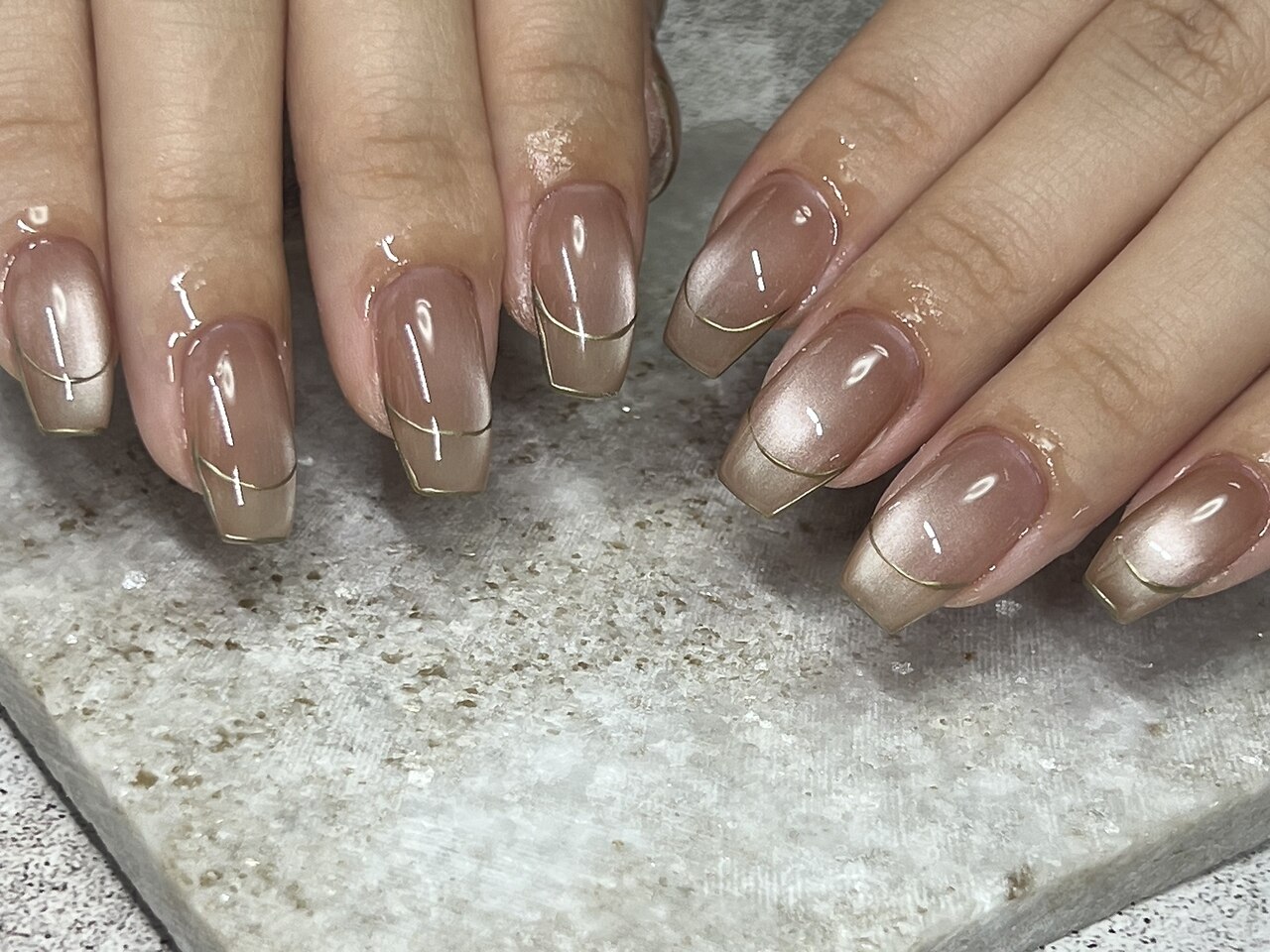 ブラウンゴールドニュアンスシェルネイル ラメ バイカラー 韓国 ちゅる