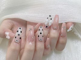 夏に人気海外ポルカドットネイル