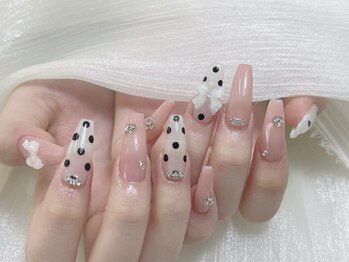 夏に人気海外ポルカドットネイル