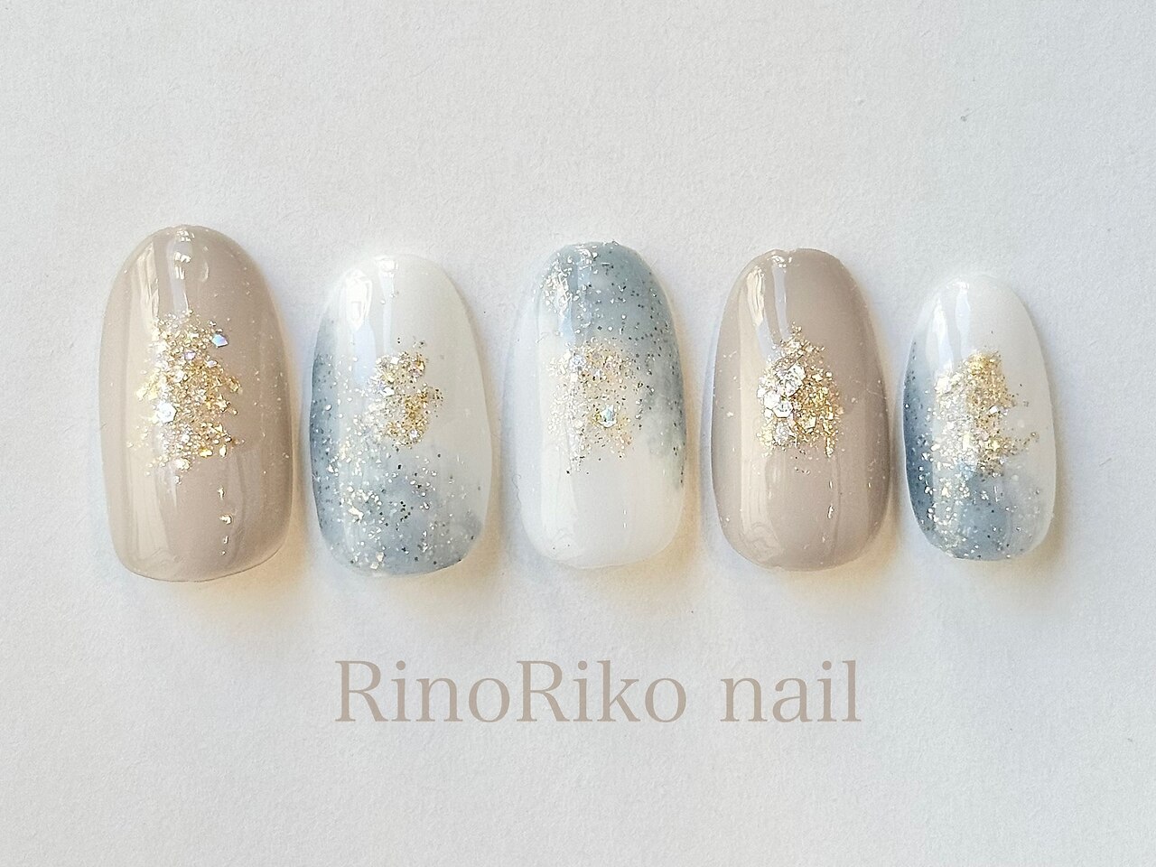 2025年-2026年冬トレンド】ブルー ハンド 冬のネイルデザイン集｜人気