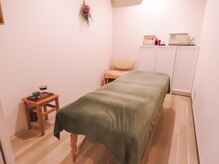 メイプルリーフ(Maple Leaf)の雰囲気（ベッドルーム。完全個室で、お着換え～アフターティまで可能。）