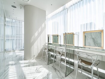 メディカルサロン エム エム エム 銀座プレミアムサロン(M.M.M.)/自然光さしこむドレッサールーム