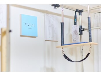 マーチ(March)/*明るいスタジオ内*