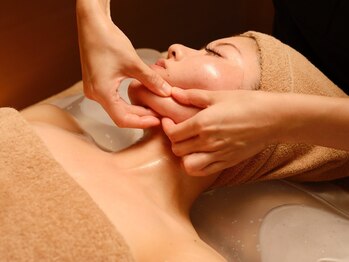 クイーンズ ピュア 恵比寿店(Queen's Pure)の写真/【24周年記念♪NEW温感コルギ★ヘッド含む深層リンパ6ヶ所流し+保湿パック付60分】小顔＆癒しをご提供!!