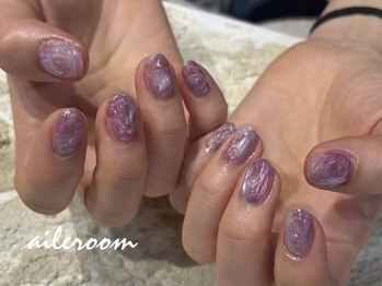 紫が主役のニュアンスネイル