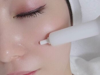 ネイルズピクシー ルヴィルーム(Nail's pixie REVI room)の写真/【最新しみケア機器導入】痛みほぼ無し&ダウンタイムも無しのシミケア施術♪ファンデ要らずのツルスベ肌へ*