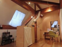 Suen 【スエン】の雰囲気(木の温もりと光に包まれた静かなプライベート空間です。)