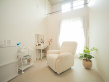 ミラーレ(Mirare)の雰囲気(白を基調とした高い天井の開放的な空間のプライベートサロン。)