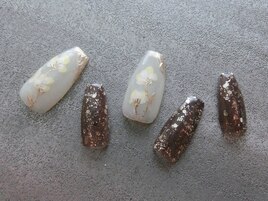 フラワー&ラメの甘辛ネイル