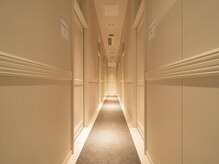 メディカルサロン エム エム エム 銀座プレミアムサロン(M.M.M.)/ホテルのような廊下と個室が並ぶ