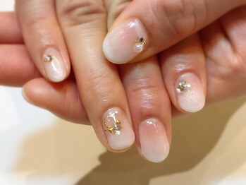 ネイルズ ララ(nails Lala)/ホワイトグラデネイル。