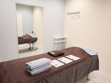 Re:treat HARi 大阪梅田院【鍼灸/ヘッドスパ/オイルマッサージ】【リトリートハリ】/落ち着く色合いの施術部屋