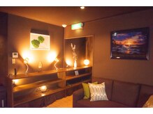 落ち着いた雰囲気の待ち合いスペース☆