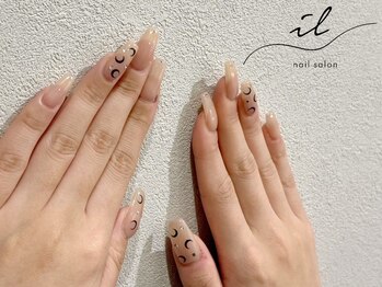 イル 神戸店/ベージュ×月ネイル