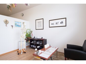 田端整体院/店舗待合い(一人崖のソファ)