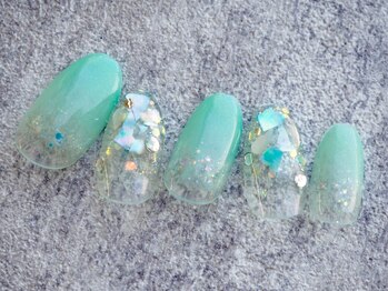 ミントグリーンのオパールネイル