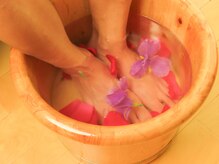 らくゆの雰囲気（岩盤浴と同じ成分を配合した足湯で血行促進・デトックス効果◎）