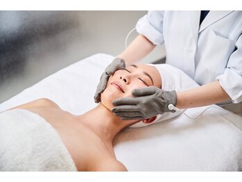 リラビューティー(Lilas Beauty)の写真/たるみ改善！ひきしまった輪郭へ☆幹細胞ケアで細胞からすっきり小顔に♪