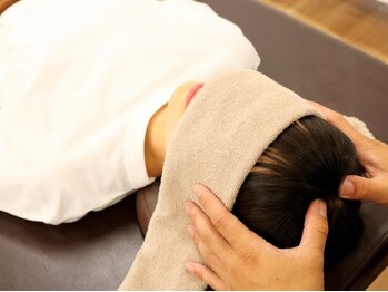 竹ノ塚喜楽鍼灸接骨院/施術風景（頭部矯正）