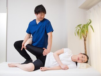 整体院ペインクリニカルラボ 東神奈川院の写真/朝起き上がる時から重い腰痛を放置していませんか?骨盤・猫背・骨格のバランスを整えて腰の負担を徹底改善!