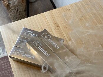 モナ(MONA)/話題の美容液【Lashaddict】