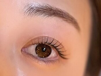 アダット(Adatto.)の写真/ブラウンエクステご用意有◎個性を活かし、ふわっとアンニュイ抜け感のあるナチュラル＆上品可愛い目元へ♪