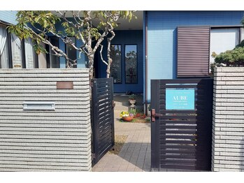 オーブエステティックサロン/1　外観・屋根付き駐車場2台完備