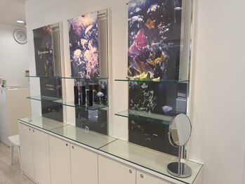 ポーラ ザ ビューティ 心斎橋店(POLA THE BEAUTY)/洗練された店内ディスプレイ