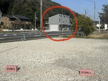 《駐車場》建物前の道路を挟んだ向かいの空き地