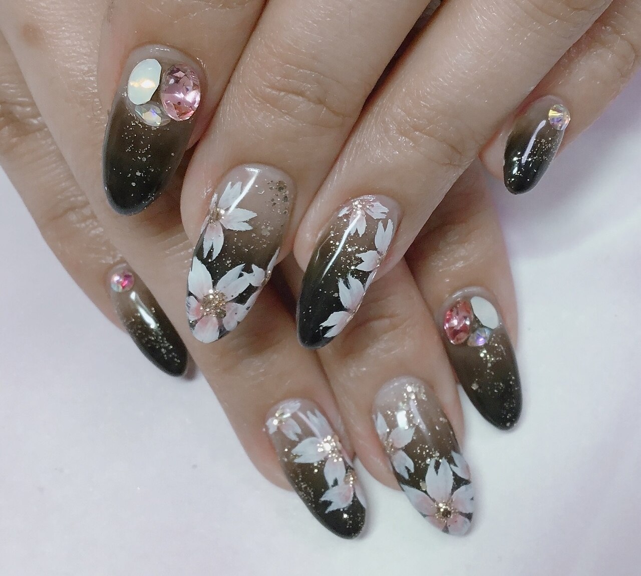 2026年春トレンド】ブラック フラワーのネイルデザイン集｜人気順