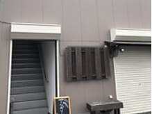 リッチ(Rich)の雰囲気（道路挟んだ向かい側のピンクのブロックが目印になります）
