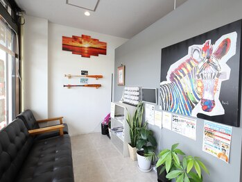 上尾メディケア整骨院 鍼灸院/お洒落な待合スペース