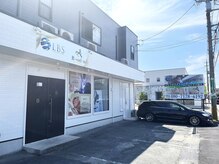 リラクゼーション研究所の雰囲気（店舗前に駐車場3台分あり★左の黒い扉からお入りください！）