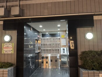 ルノン(Lunon)/エクセレント山科の入口です