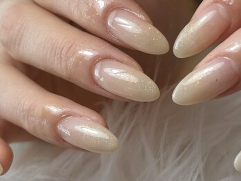 アユラ(AYURA)の写真/上品ラメでつくる、大人の抜け感ネイル。
“シンプル以上”を叶える、洗練ワンカラー