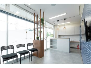 Ann おかざきスポーツ鍼灸接骨院/院内　待合室