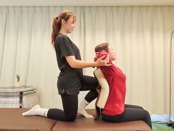 マイナセブン(-7)/座位での大胸筋ストレッチ