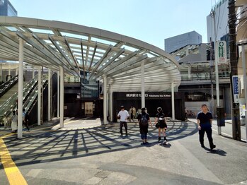 卯屋/JR横浜駅北にし口改札を左に