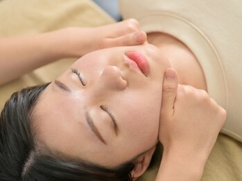 なさき整骨院プラスシンメトリー 豊橋店/手技での骨格調整で小顔効果UP