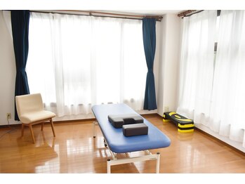 治療院 春の風/個室での施術